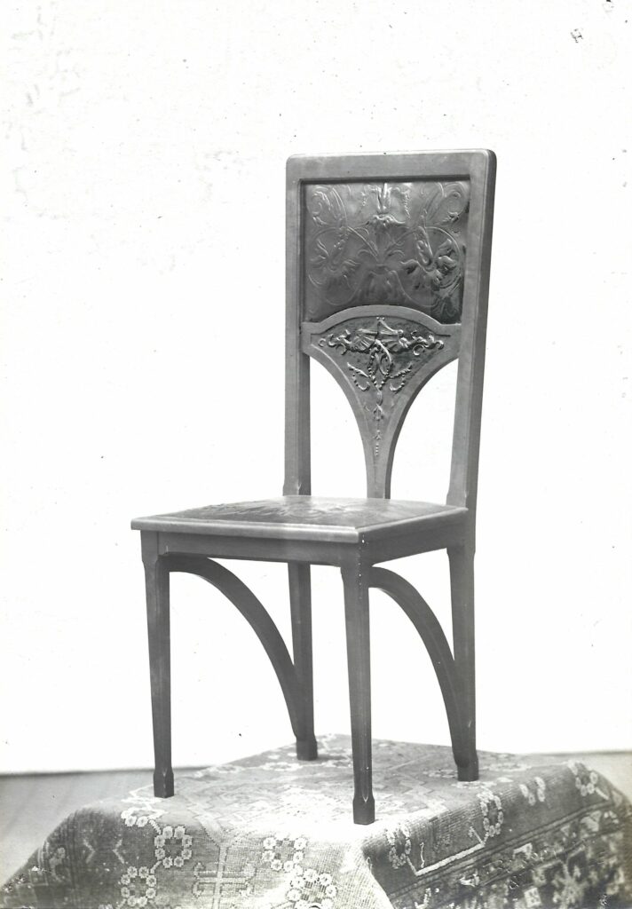 Chaise de salle a manger dossier et siège en cuir repoussé