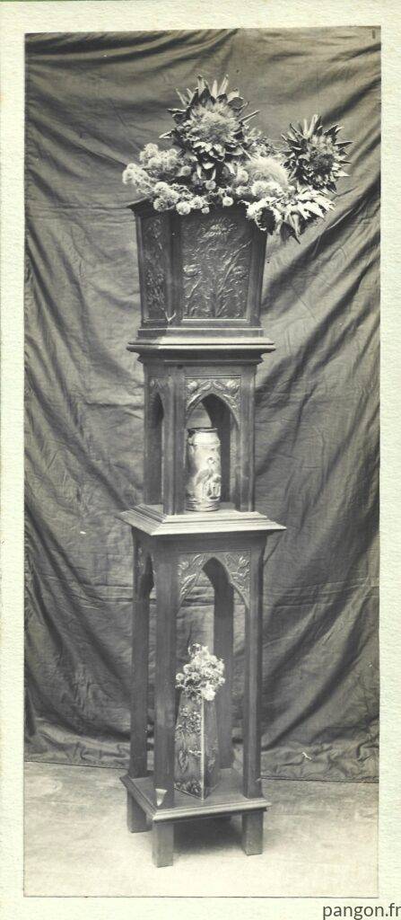 Sellette en bois et cache-pot en cuivre repoussé