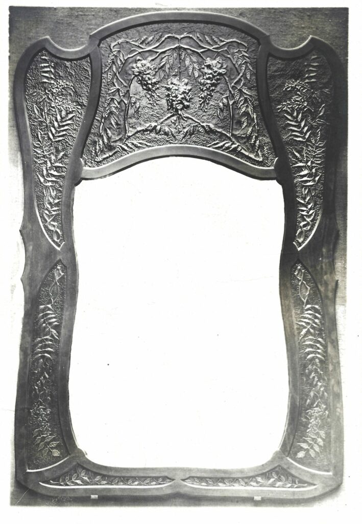 Cadre de miroir en cuivre repoussé
